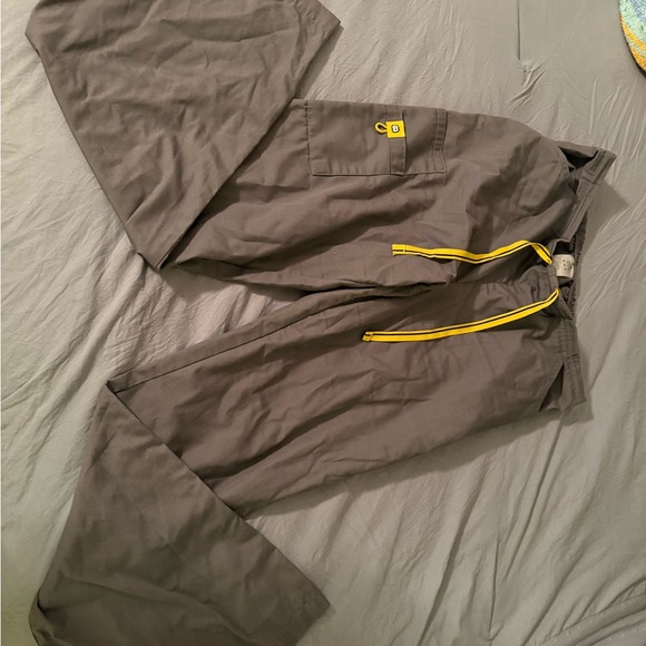 gray wonder wink scrubs - Picture 5 of 6